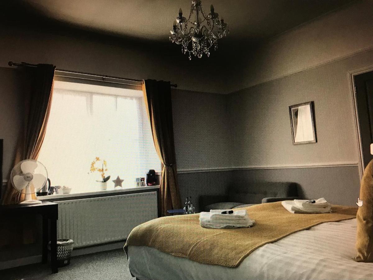 The Black Lion Royal Hotel แลมปีเตอร์ ภายนอก รูปภาพ