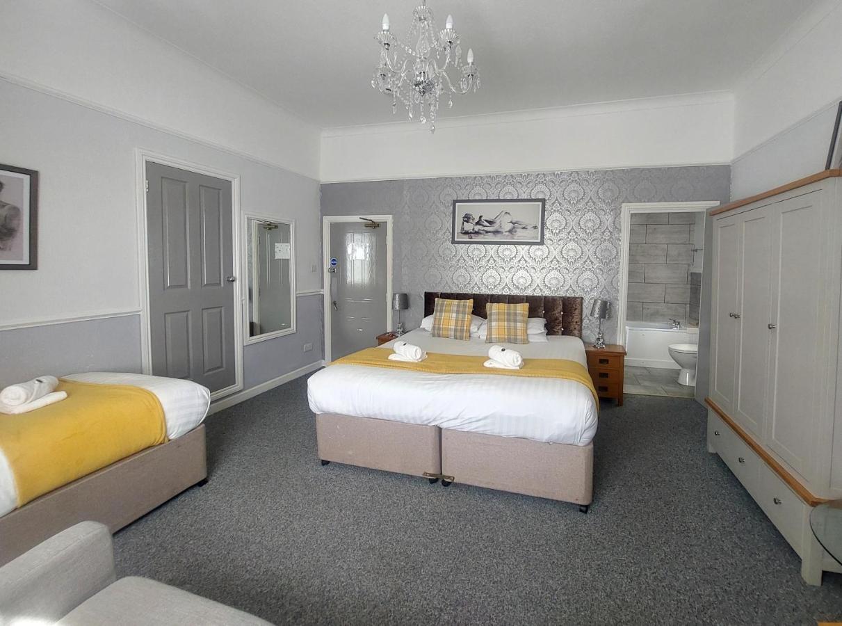 The Black Lion Royal Hotel แลมปีเตอร์ ภายนอก รูปภาพ