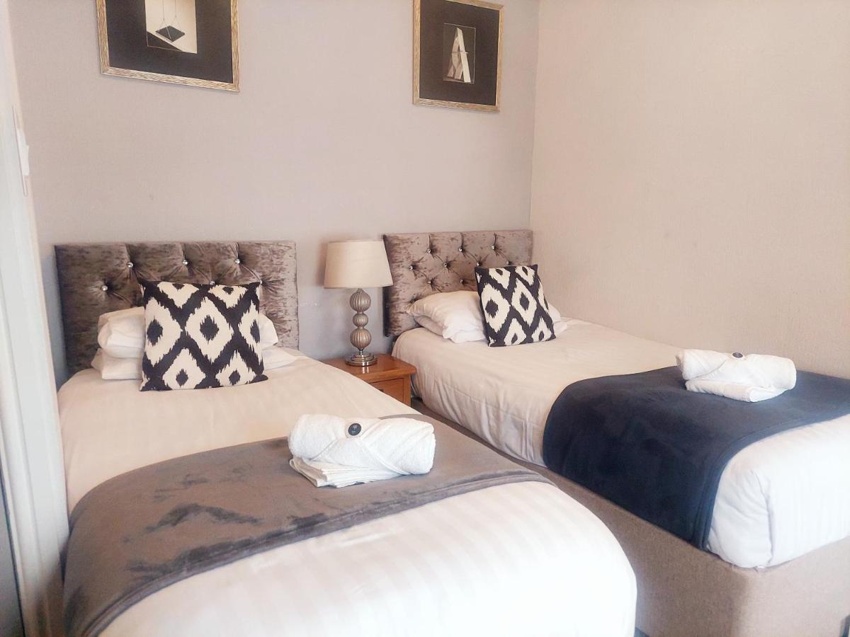 The Black Lion Royal Hotel แลมปีเตอร์ ภายนอก รูปภาพ