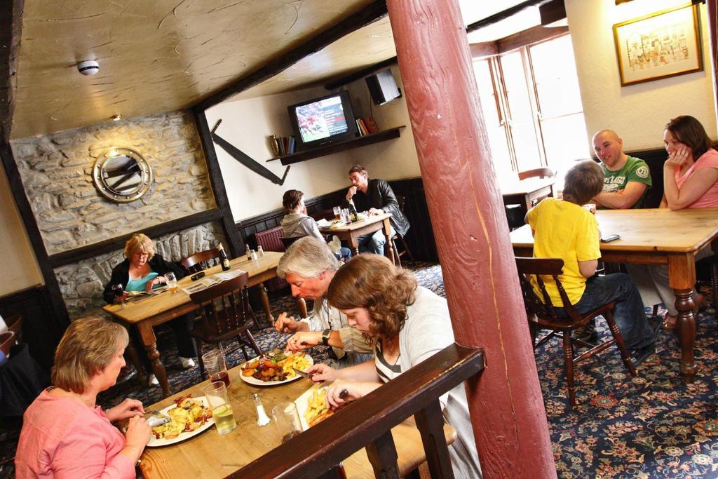 The Black Lion Royal Hotel แลมปีเตอร์ ภายนอก รูปภาพ